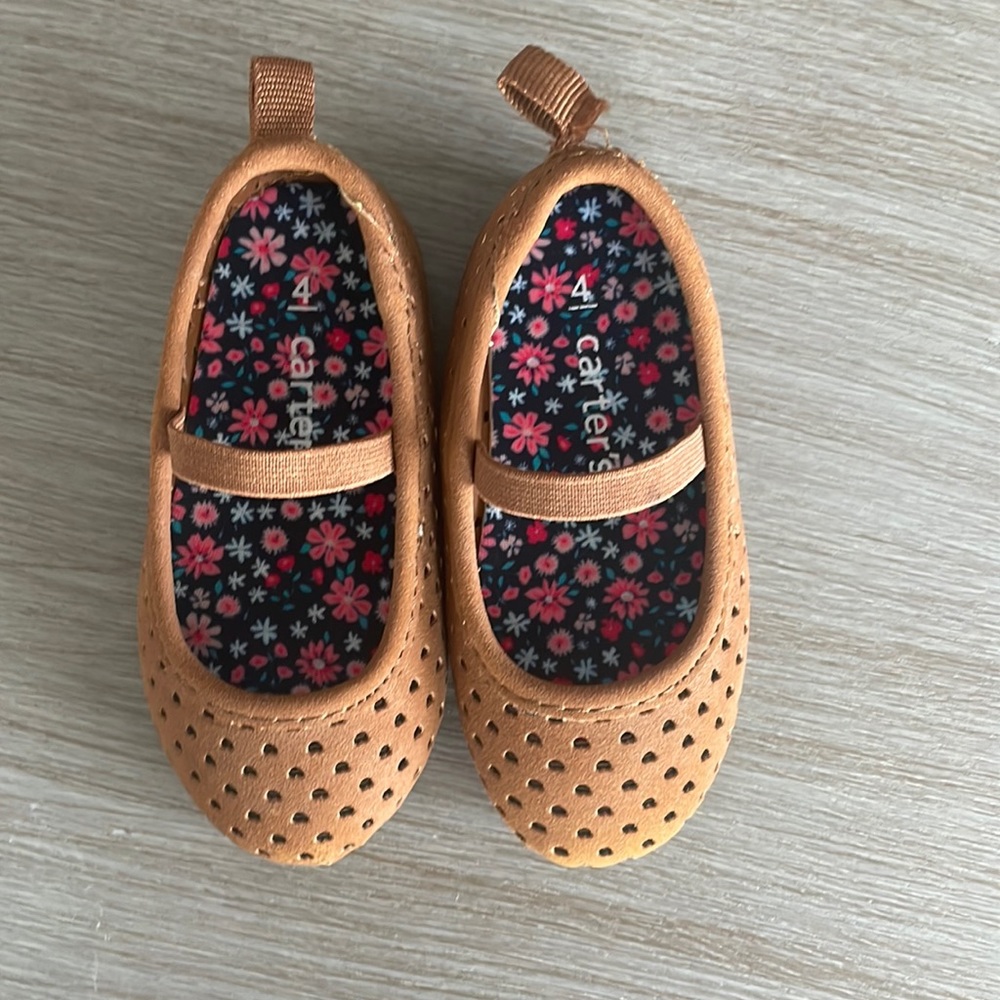 Carter’s size 4, girls, brown slip on shoe